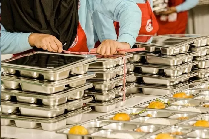 Dorong Industri Dalam Negeri Wajibkan Produksi Tray MBG Lokal