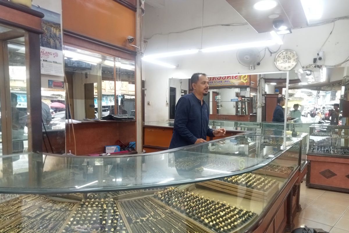 Harga Emas Antam Ambles Tajam, Anjlok Rp28.000 Per Gram