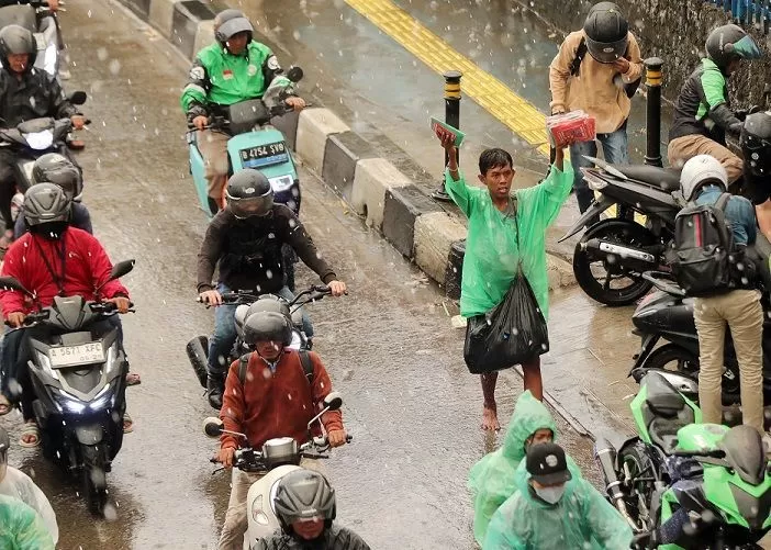 Hujan Rintik Malam Minggu Jakarta: Romansa Basah Ibu Kota