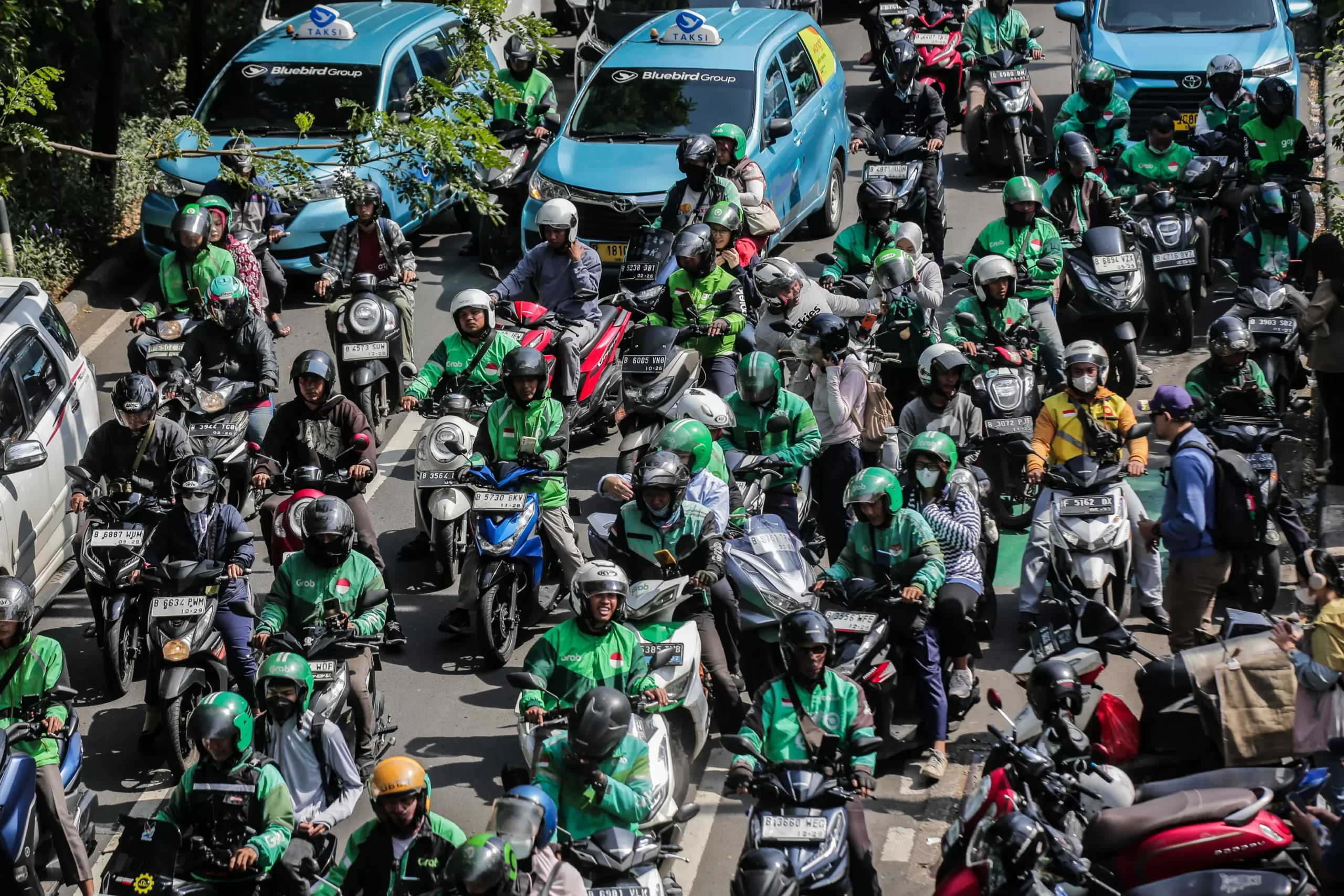Lima Juta Ojol Butuh Payung Hukum Desakan DPR untuk Perlindungan Pengemudi scaled