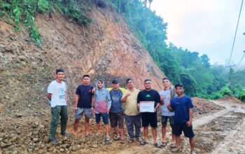 Pemuda Paguyaman Pantai Inisiatif Perbaiki Jalan Rusak di Pondolo Secara Swadaya