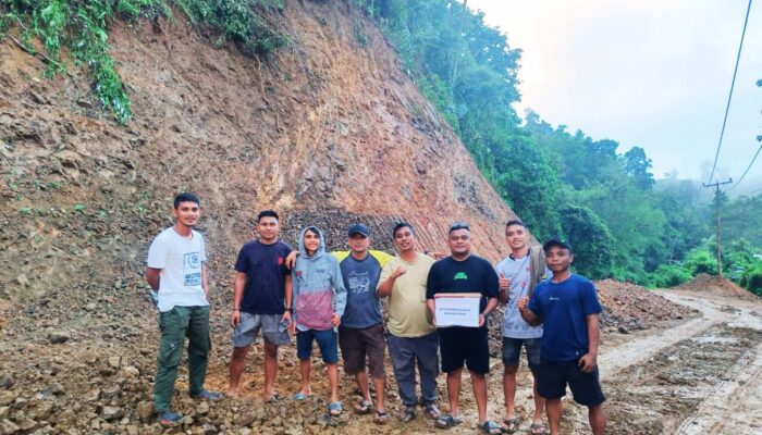 Pemuda Paguyaman Pantai Inisiatif Perbaiki Jalan Rusak di Pondolo Secara Swadaya