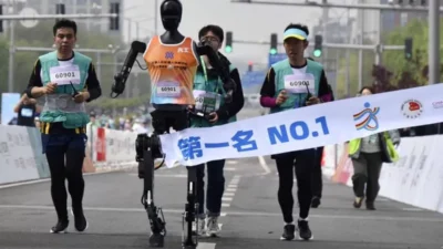 Robot Humanoid Pecahkan Rekor Menaklukkan Setengah Maraton Beijing