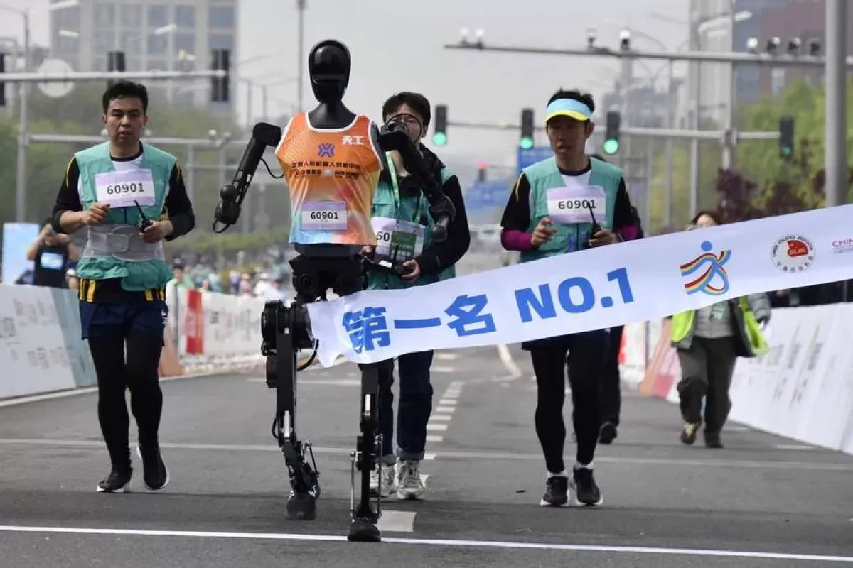 Robot Humanoid Pecahkan Rekor, Menaklukkan Setengah Maraton Beijing
