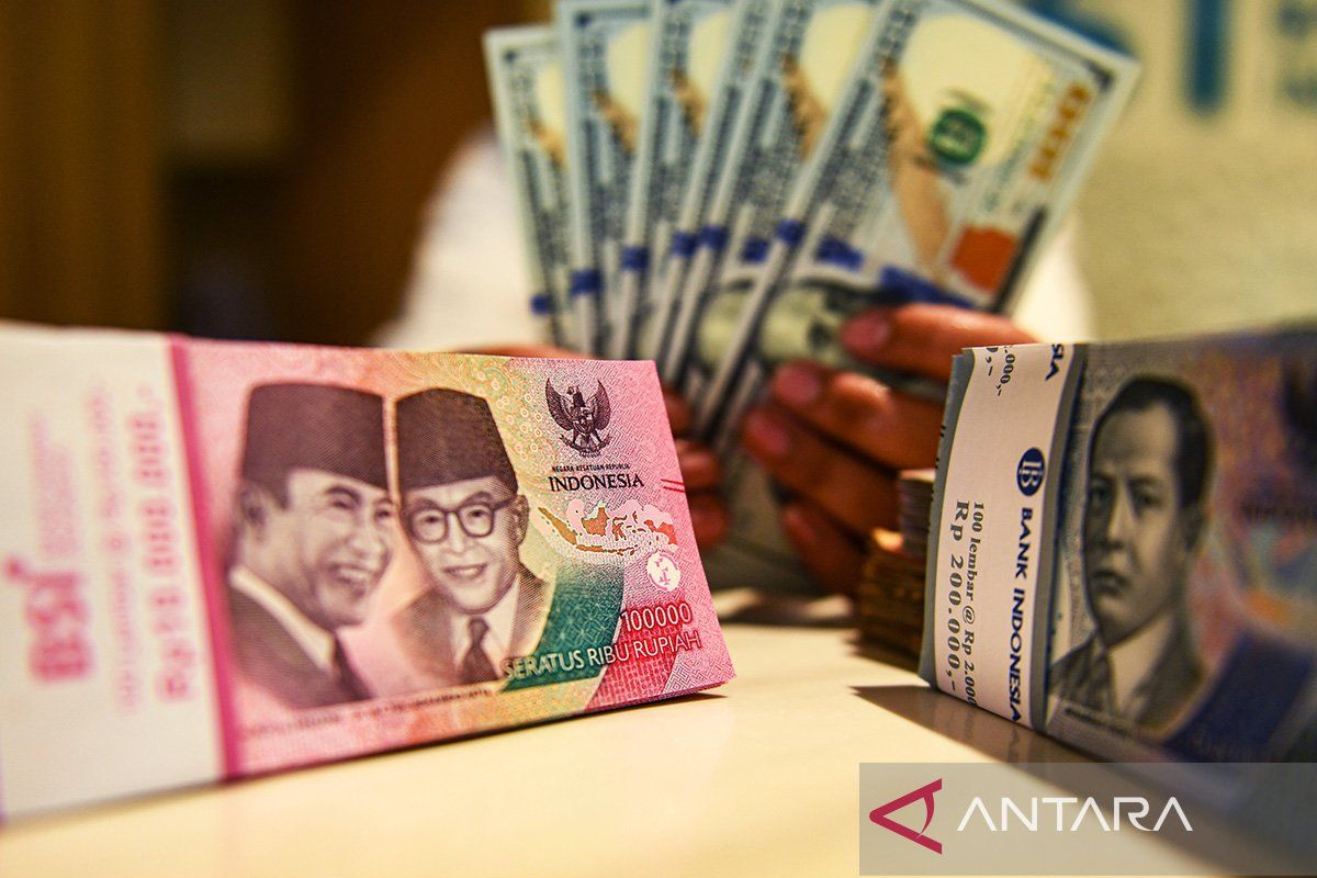 Rupiah Tergelincir, Nilai Tukar Melemah Sentuh Rp16.295 per Dolar AS