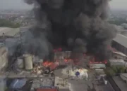 Tragedi Kebakaran Hebat Landa Pabrik Jati Perkasa Nusantara Bekasi 7 Tragedi Kebakaran Hebat Landa Pabrik Jati Perkasa Nusantara Bekasi