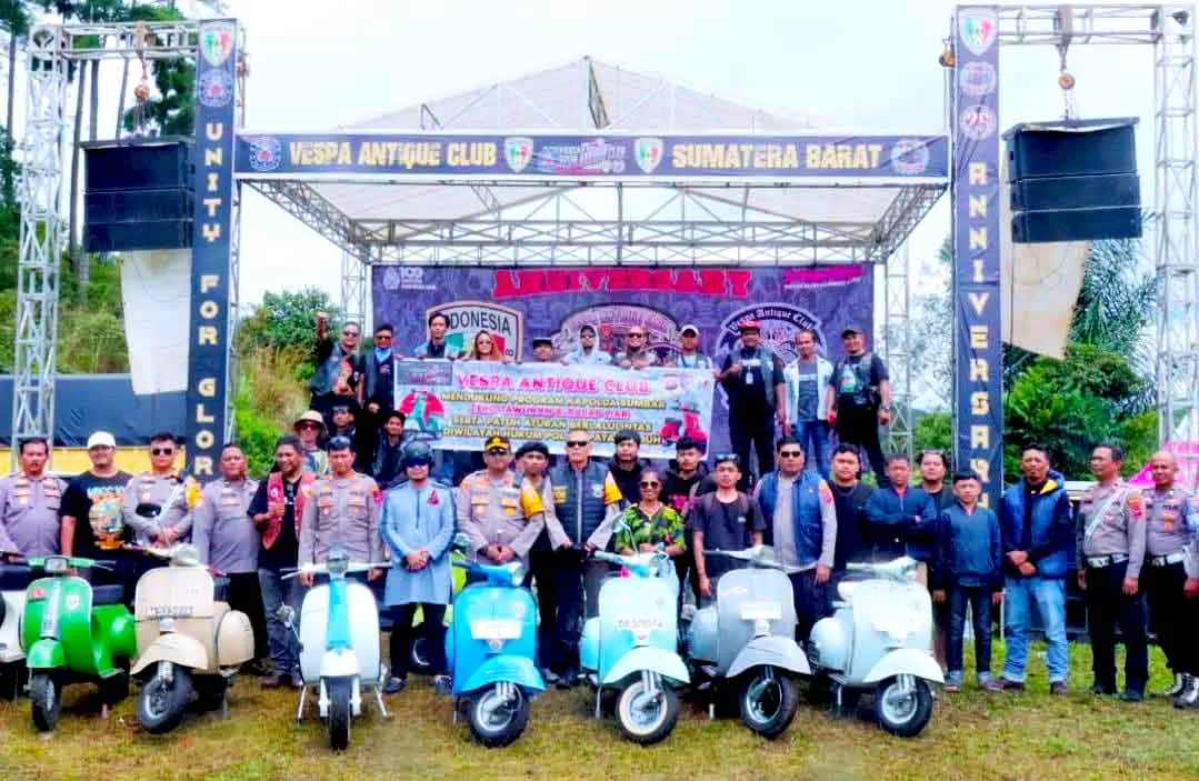 Vespa Antik Sumatera Barat Rayakan 25 Tahun Kapolres dan Wakapolres Hadir