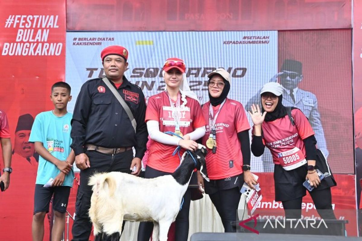 Anggota DPR Berbagi 3.000 Beasiswa di Lomba Lari Soekarno Trenggalek