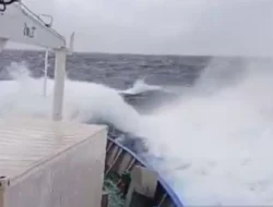 Gelombang Laut Tinggi Ancam Perairan Selatan Banten Hari Ini
