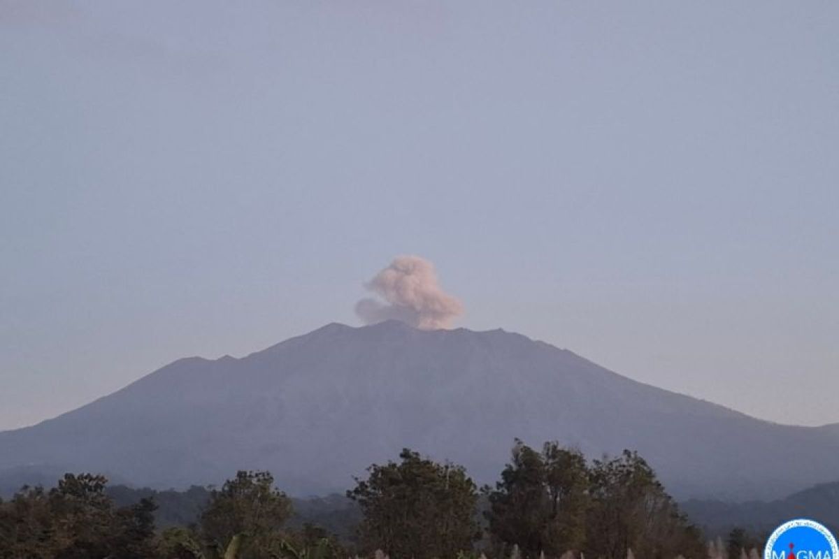 Gunung Raung Erupsi Lagi, Semburkan Abu Vulkanik Setinggi 600 Meter
