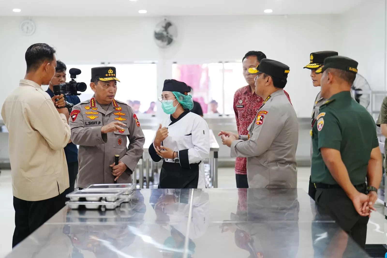 Kapolri Dukung MBG, Tinjau Fasilitas SPPG Polda Bali dan Beri Bantuan