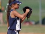 Seorang pemain softball mendapat kesempatan memukul bola sebanyak