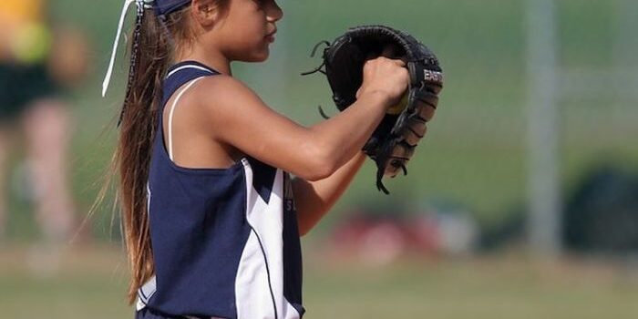 Seorang pemain softball mendapat kesempatan memukul bola sebanyak