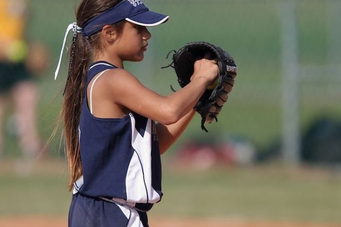 Seorang pemain softball mendapat kesempatan memukul bola sebanyak