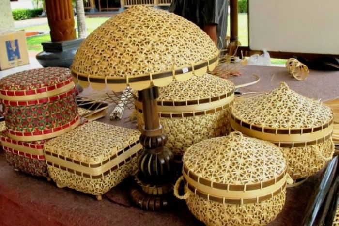 Seni rupa terapan yaitu karya seni yang lebih mementingkan