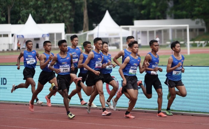 Berikut ini yang harus diperhatikan dalam lari jarak menengah kecuali