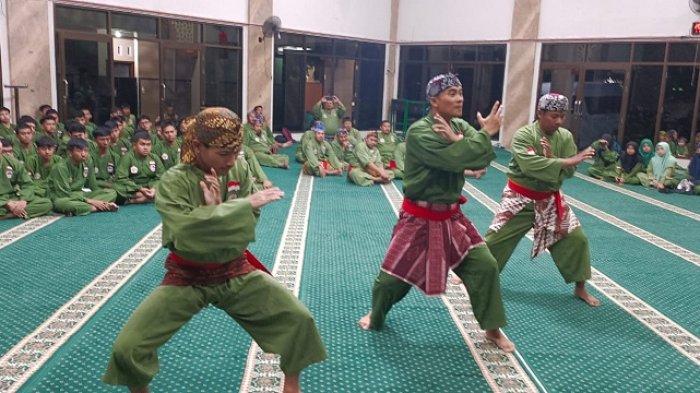 Sikap yang harus dimiliki oleh seorang pesilat adalah
