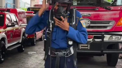 Petugas Damkar Jakarta Lebih dari Sekadar Penyelamat Saat Siaga