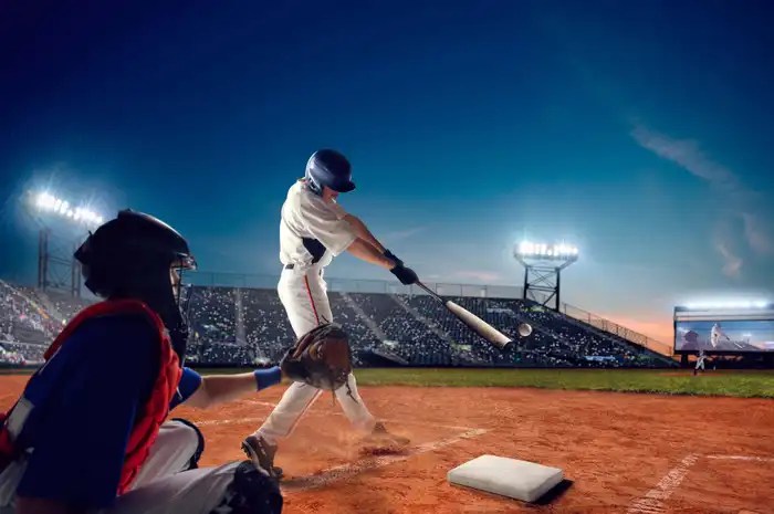 Seorang pemain softball mendapat kesempatan memukul bola sebanyak